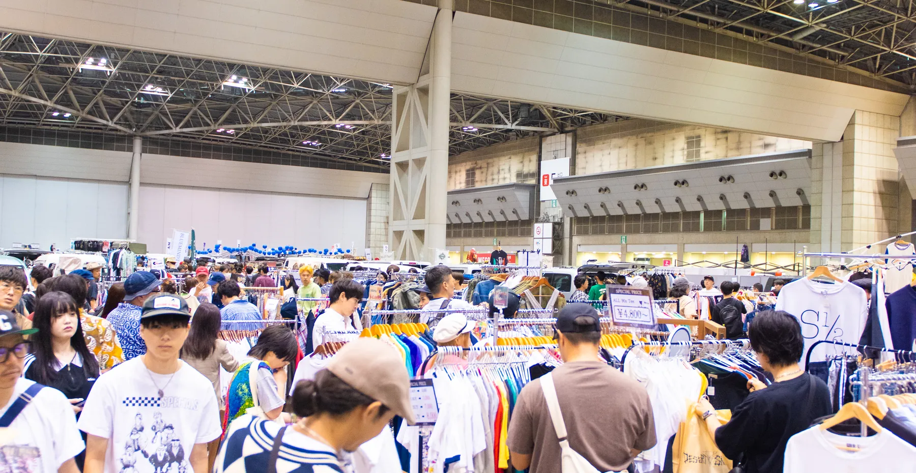 ラックの間を埋める古着フェスの来場者