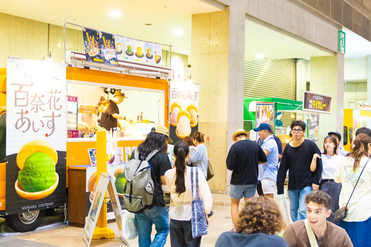 会場内のキッチンカーと休憩する来場者