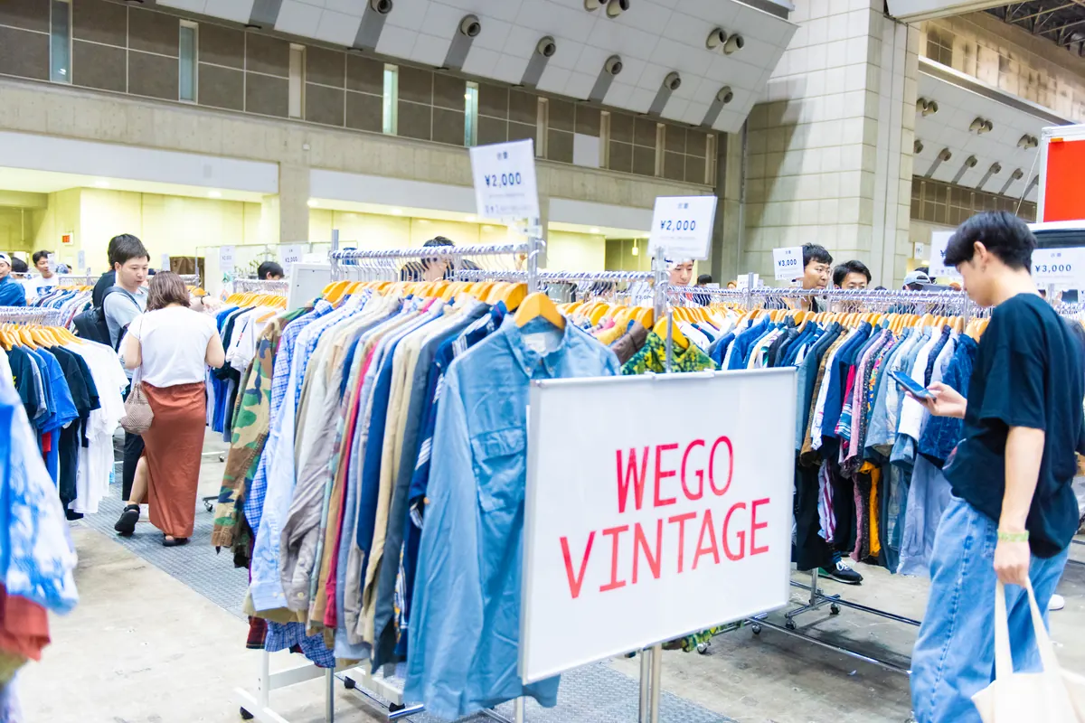 WEGO VINTAGE のブースで古着を選ぶ来場者